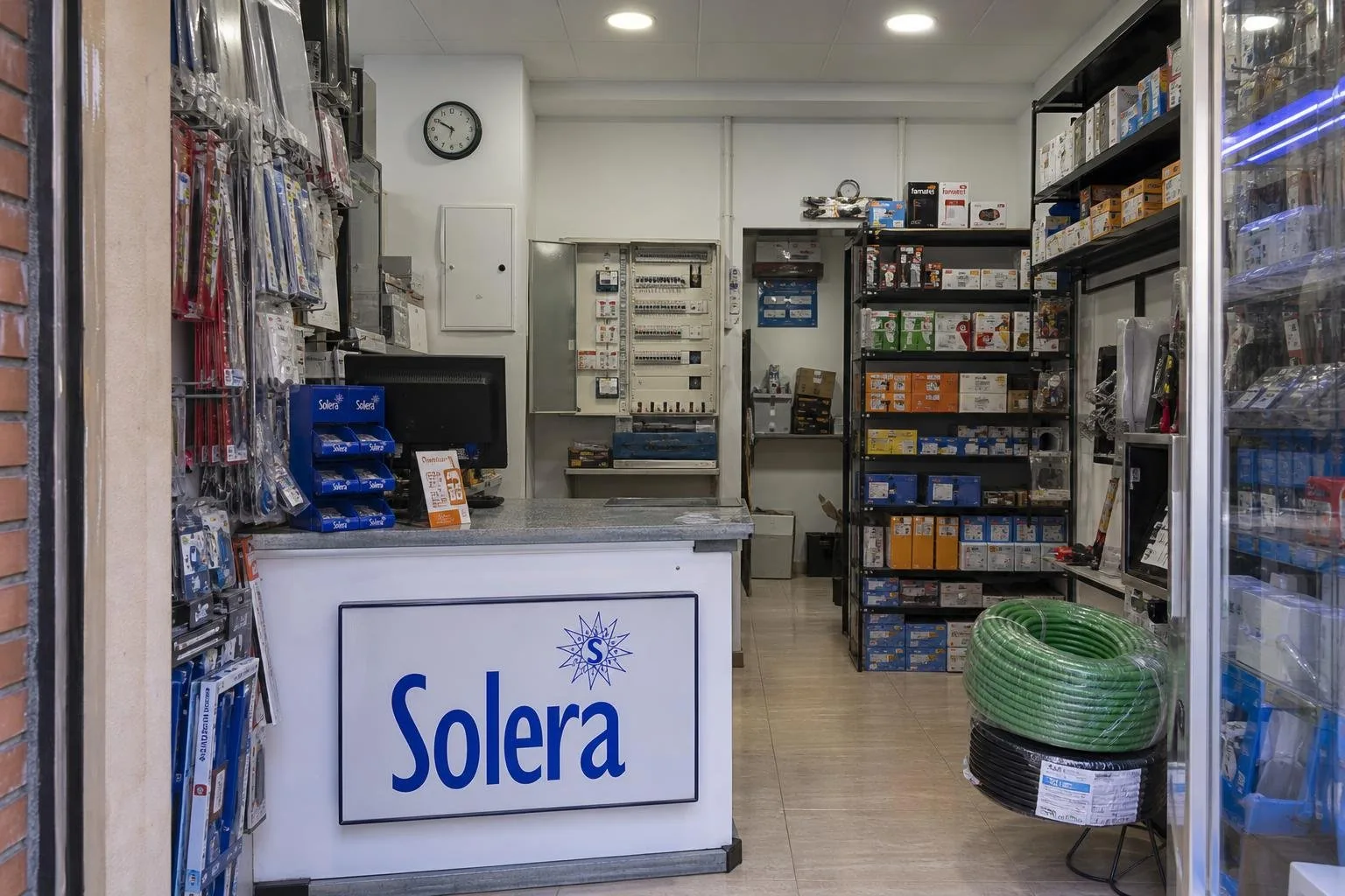 Local comercial con iluminación revisada y cuadro eléctrico ordenado