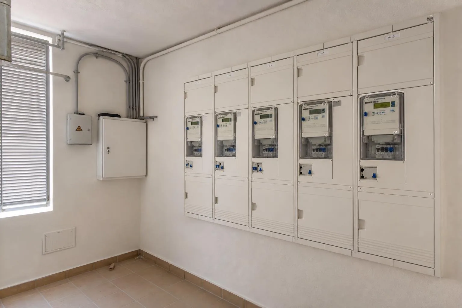 Cuarto de contadores de un edificio con cuadros eléctricos modulares