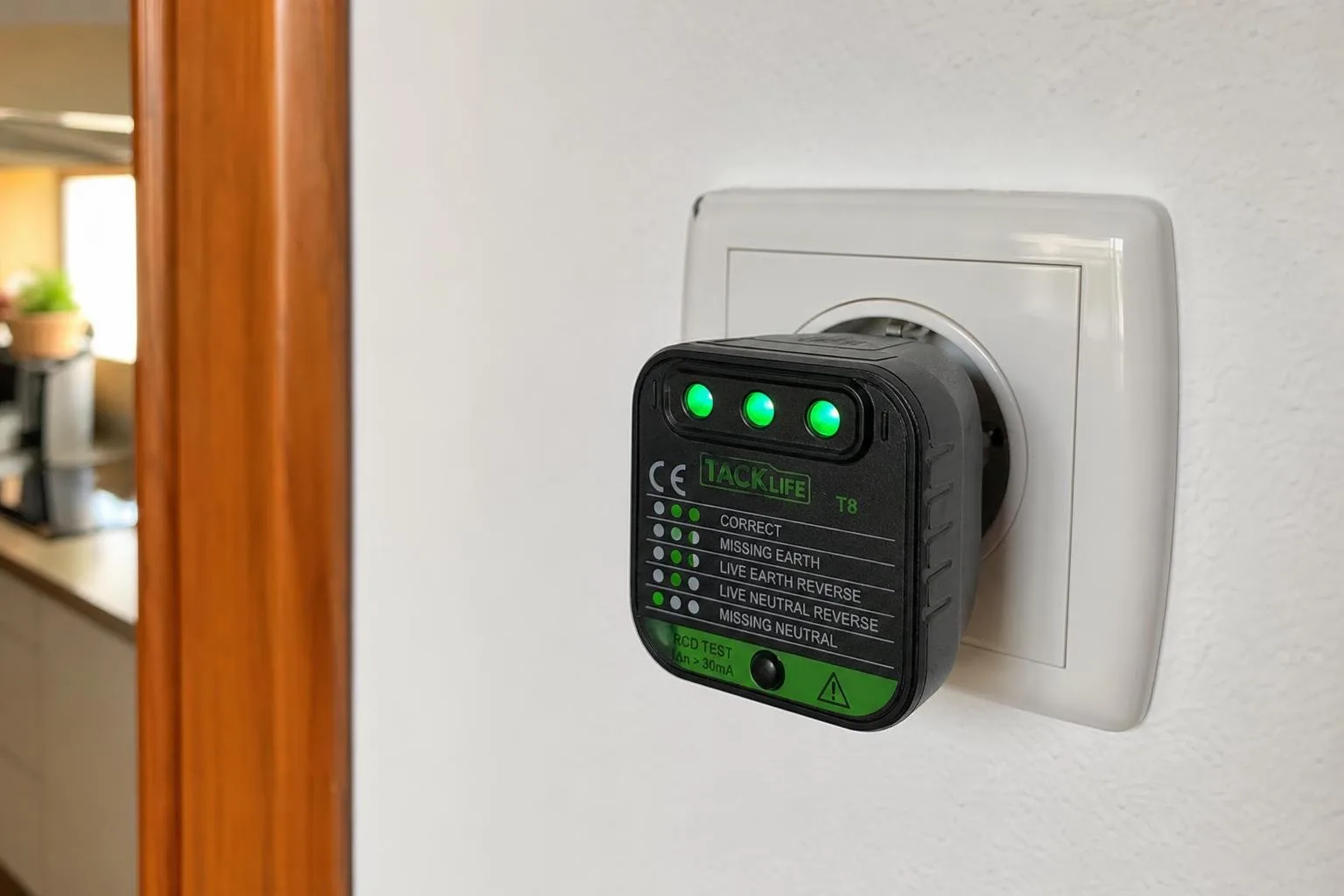 Comprobador de enchufe conectado con las luces verdes encendidas