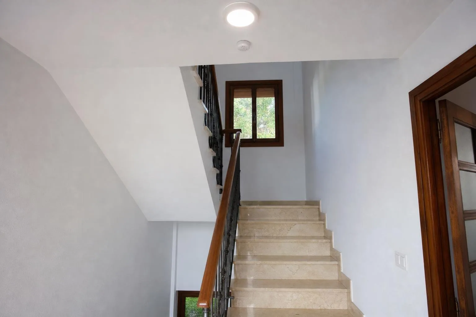 Escalera de una comunidad con luz LED y detector de presencia