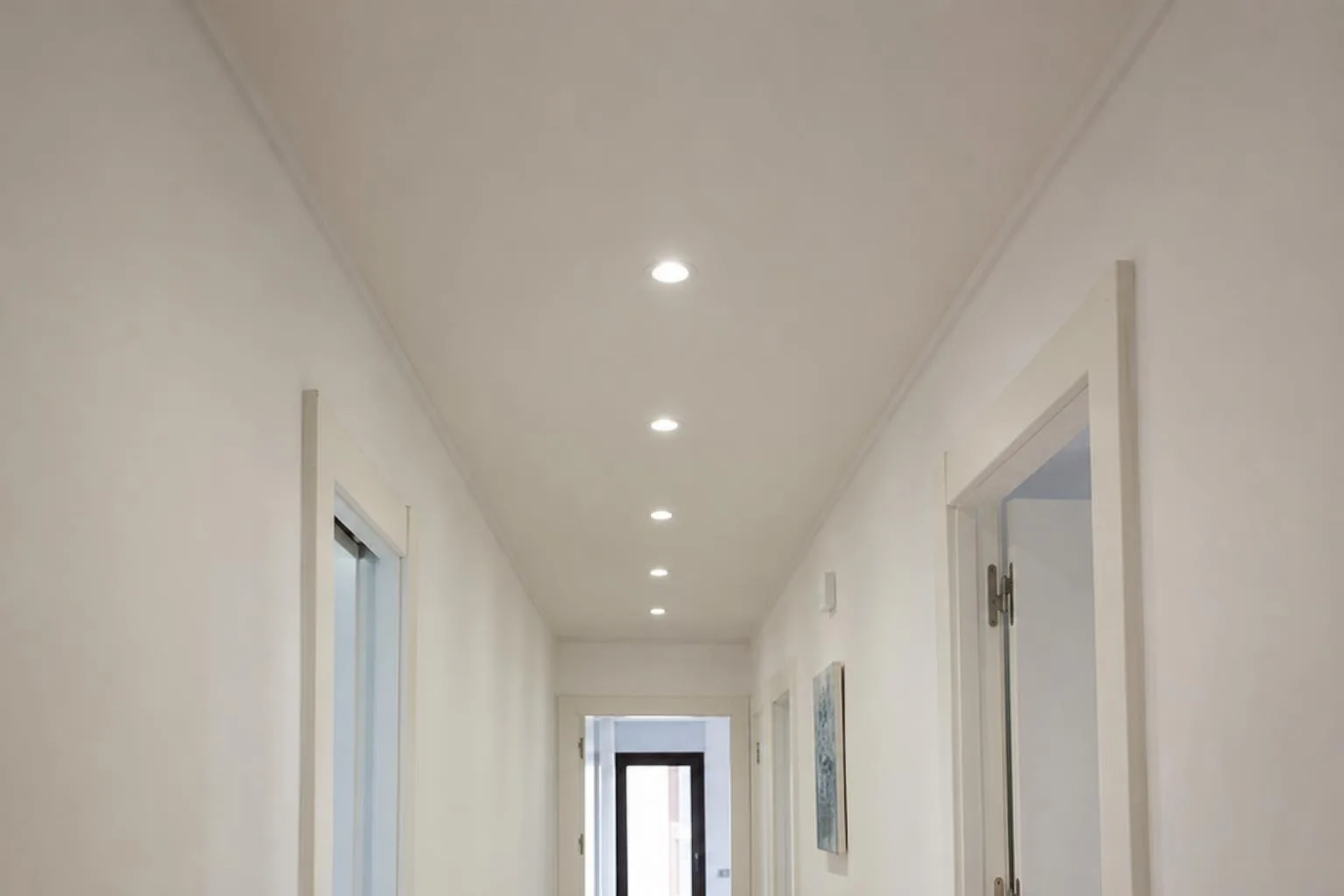 Pasillo con focos empotrados nuevos en un piso reformado