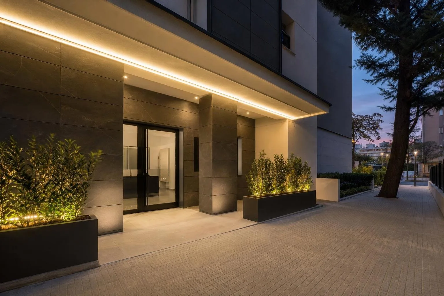 Portal de un edificio de viviendas con iluminación LED nueva