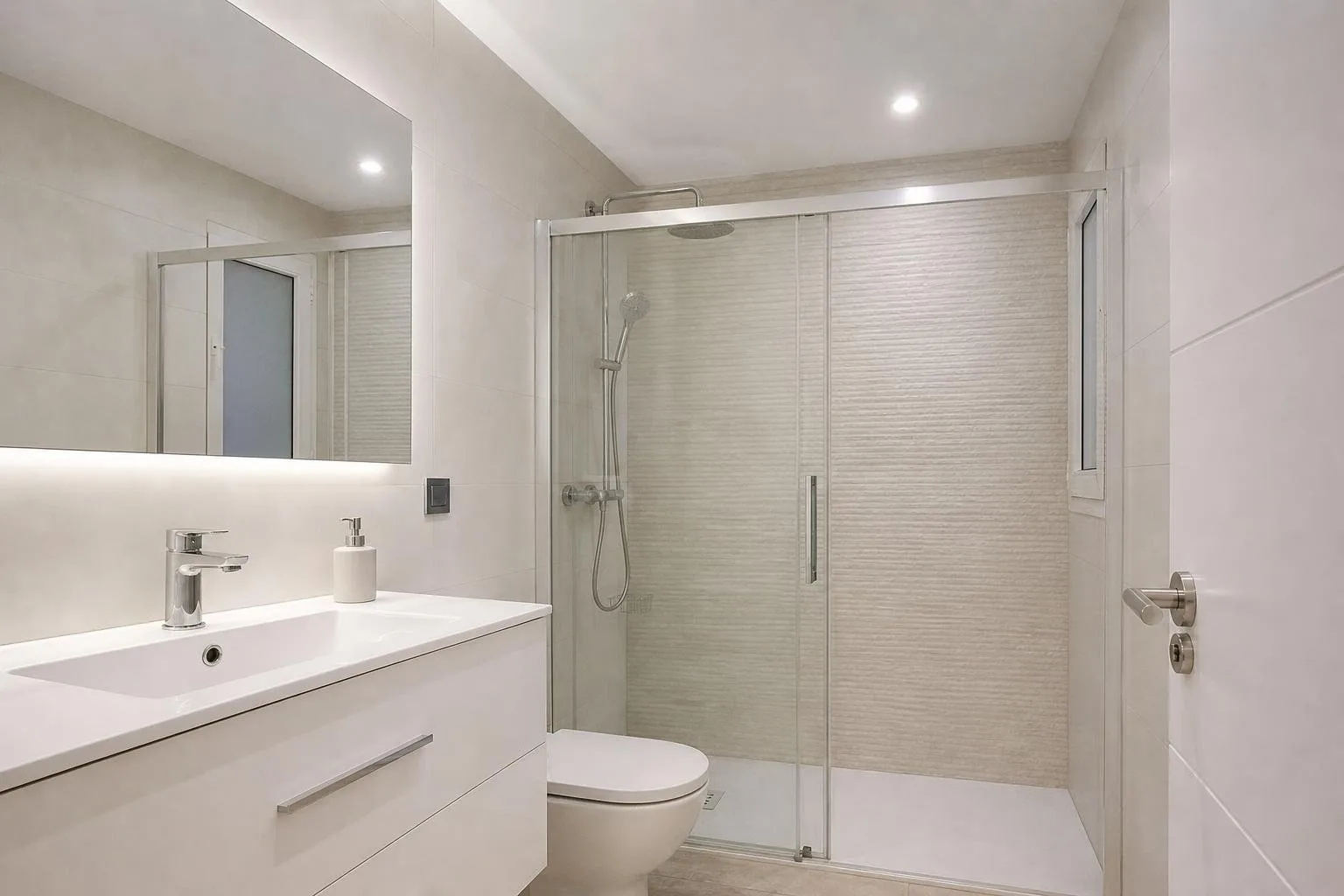 Baño reformado con luminarias estancas e interruptor nuevo