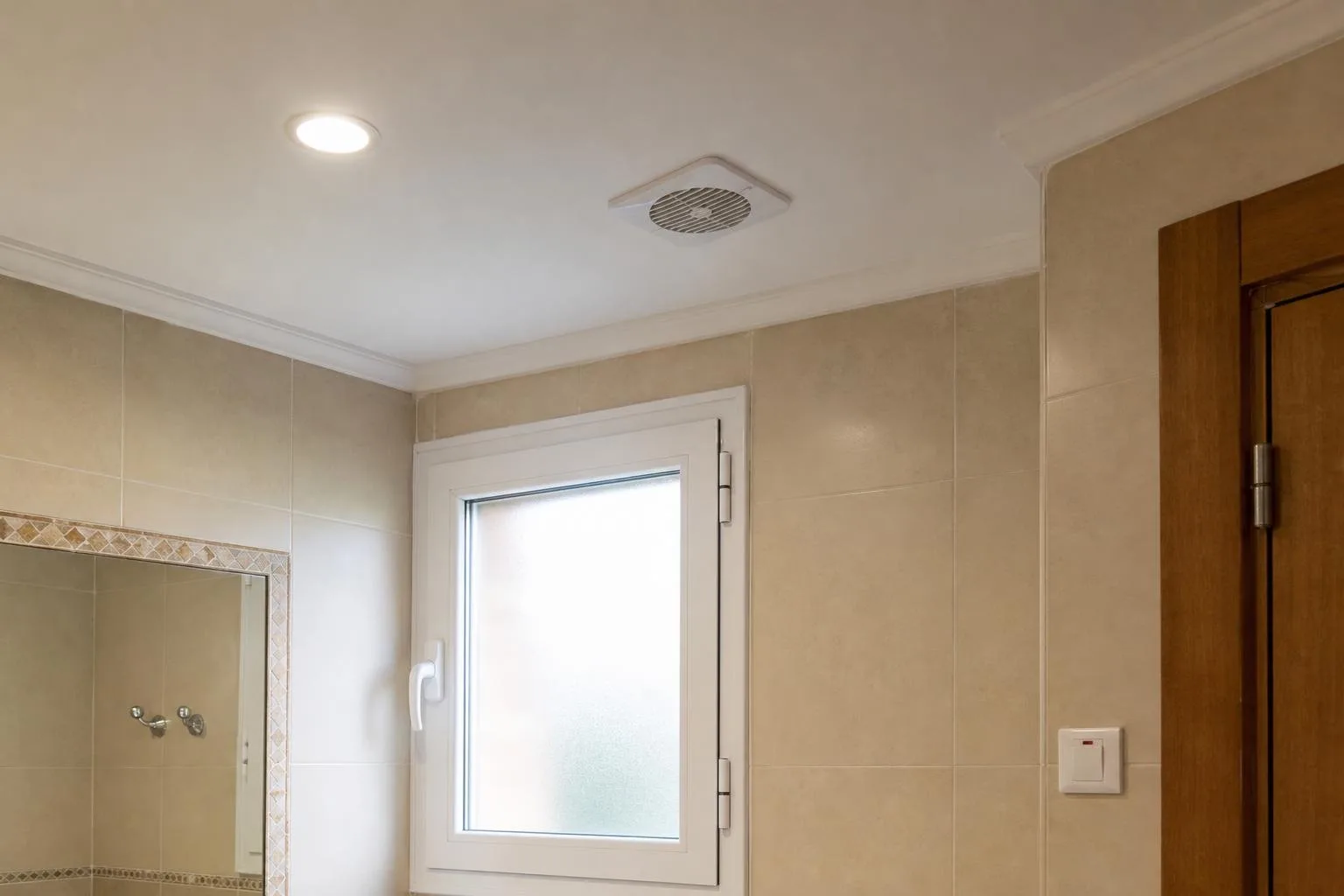 Baño con extractor y interruptor nuevos