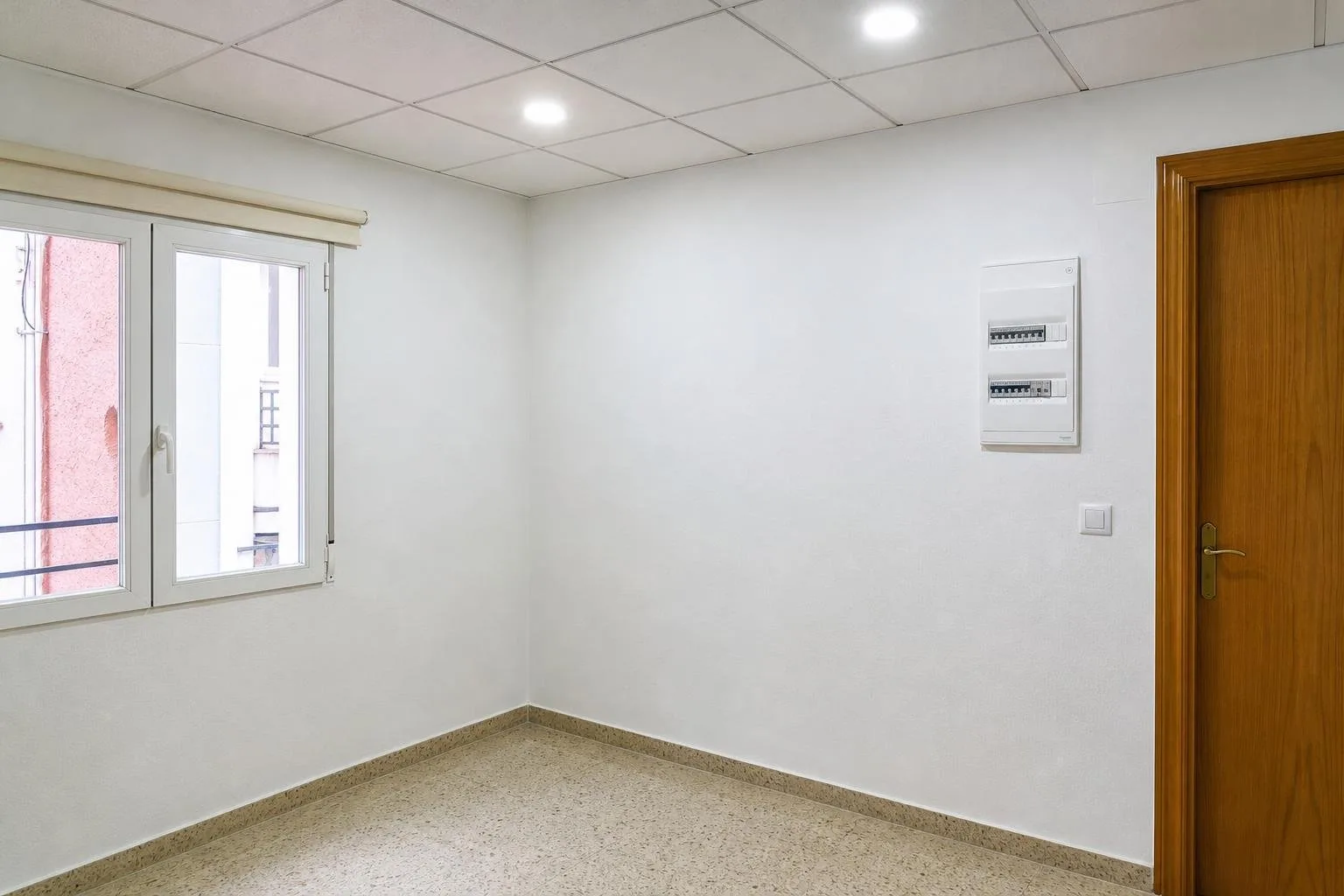 Oficina con cuadro eléctrico ordenado y luces encendidas