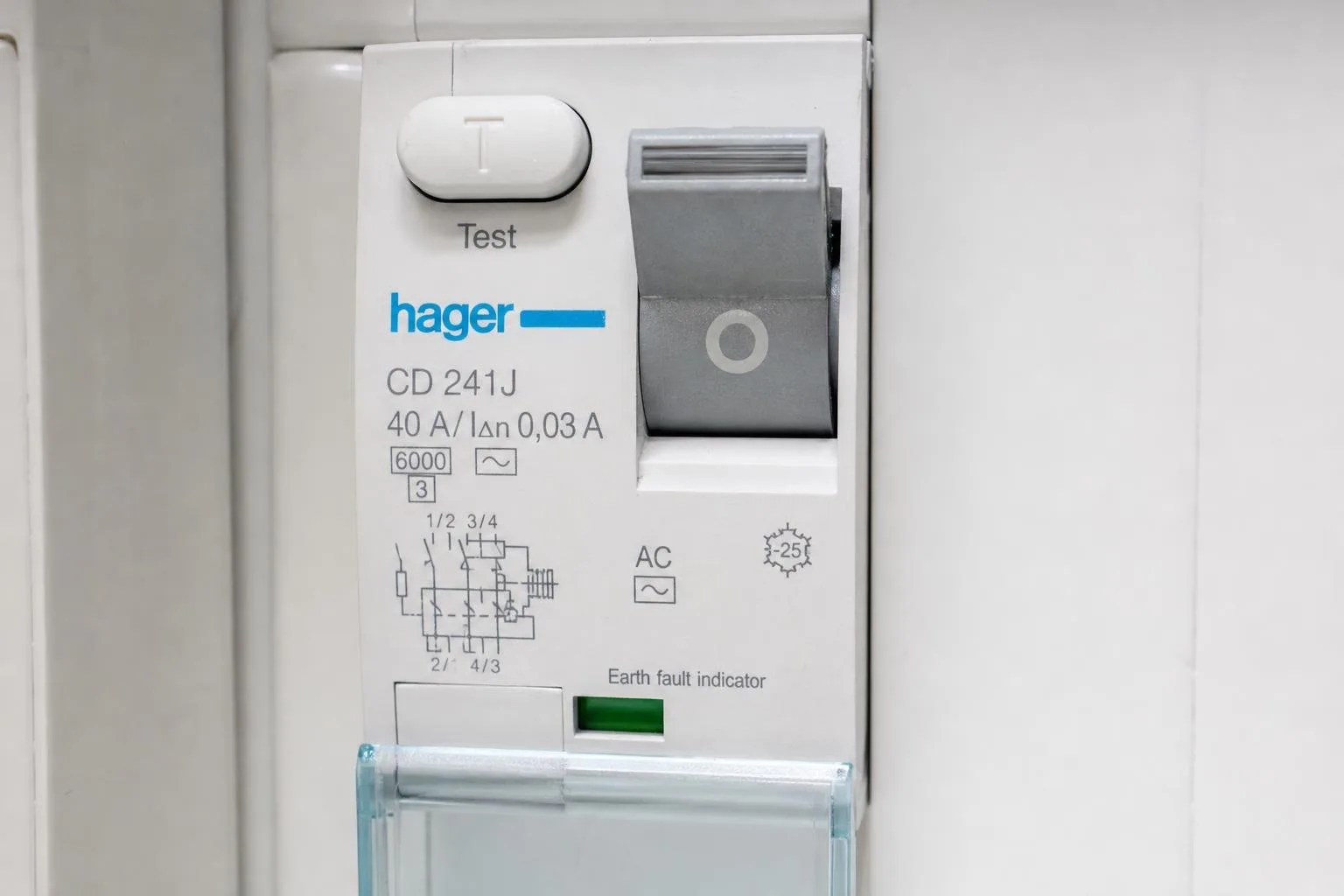 Diferencial rearmado con la palanca arriba en un cuadro eléctrico